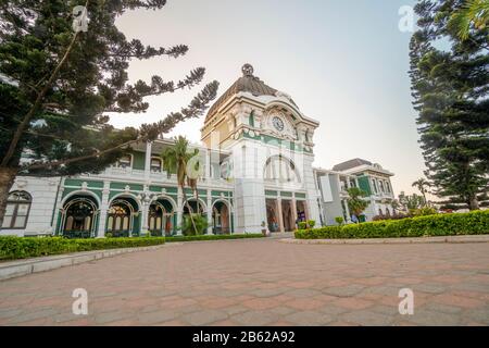 Belle gare historique construite en portugais à Maputo, au Mozambique Banque D'Images