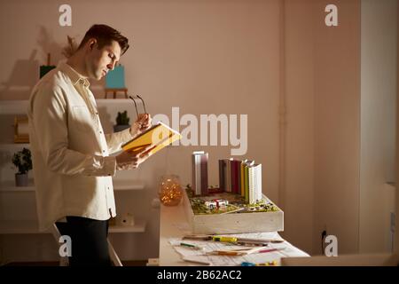 le concepteur s'est concentré sur les instructions de lecture du livre, vue latérale rapprochée photo.secteur architectural, de la construction et de l'ingénierie Banque D'Images