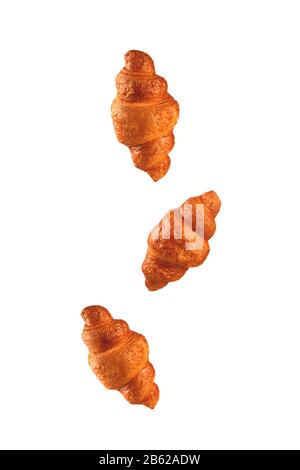Croissants volant sur fond blanc. Scène de lévitation. Banque D'Images