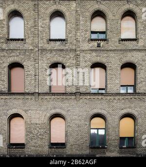 Budapest, Hongrie, août 2019, vue sur la façade d'un bâtiment gris en briques de couleur Banque D'Images