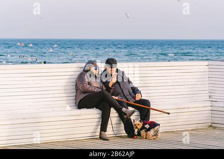 Pologne Sopot 9 Fevrier Couple Senior Assis Sur Banc Homme Age Et Femme Sur Place Pres De La Mer L Amour Est Tout L Amour De Concept D Age De Retraite Photo Stock