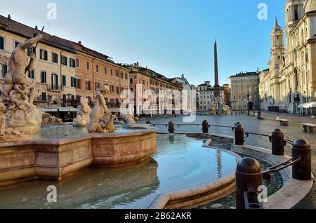 Les rues et places de Rome (presque vides) en début de matinée Banque D'Images