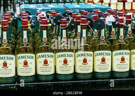 Tyumen, Russie-06 mars 2020: Le whisky écossais mélangé Jameson est une marque de whisky irlandais traditionnel de Dublin. Banque D'Images