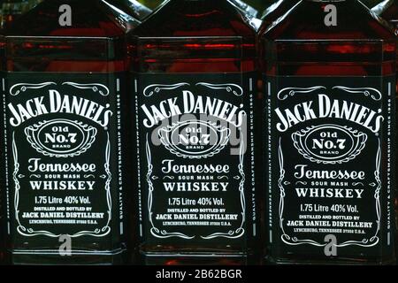 Tyumen, Russie-06 mars 2020: Bouteilles de Jack Daniels Whiskey en vente. Gros plan du logo Banque D'Images