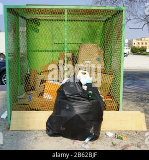 Dubai eau décembre 2019 Débordement Noir plein sac isolé. Sacs à ordures, sacs à poubelles noirs. Concept d'environnement et d'objet. Beaucoup de cardbo vide Banque D'Images