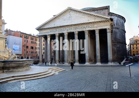 Les rues et places de Rome (presque vides) en début de matinée Banque D'Images