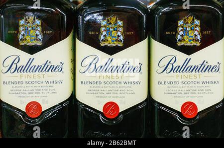 Tyumen, Russie-06 mars 2020: Le scotch de Ballantine est prêt à être vendu sur le plateau en supermagasin Banque D'Images