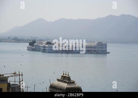 Vue sur le Taj Lake Palace Hotel sur le lac Pichola. : Udaipur Rajasthan - Mars 2020 Banque D'Images