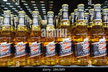 Tyumen, Russie-06 mars 2020: La bière Miller se ferme sur une étagère de supermarché Banque D'Images