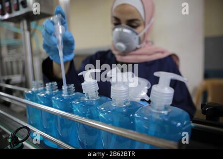 Hébron. 9 mars 2020. Un travailleur palestinien travaille sur la chaîne de production de gel stérilisant à l'usine chimique Ashour, dans la ville d'Hébron, en Cisjordanie, le 9 mars 2020. L'usine a commencé à fabriquer du gel stérilisant les mains pour le marché local pendant la période d'urgence. La Palestine a signalé lundi six nouveaux cas de coronavirus, portant à 25 le nombre total de Palestiniens infectés. Crédit: Mamoun Wazwaz/Xinhua/Alay Live News Banque D'Images