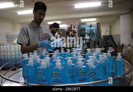 Hébron. 9 mars 2020. Un travailleur palestinien travaille sur la chaîne de production de gel stérilisant à l'usine chimique Ashour, dans la ville d'Hébron, en Cisjordanie, le 9 mars 2020. L'usine a commencé à fabriquer du gel stérilisant les mains pour le marché local pendant la période d'urgence. La Palestine a signalé lundi six nouveaux cas de coronavirus, portant à 25 le nombre total de Palestiniens infectés. Crédit: Mamoun Wazwaz/Xinhua/Alay Live News Banque D'Images