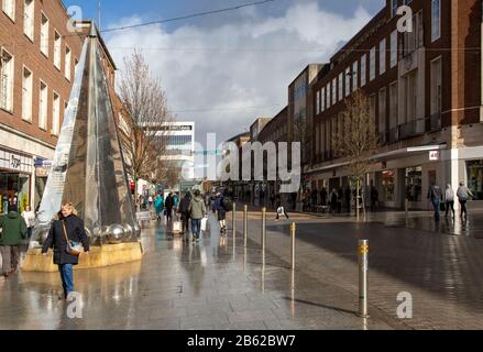 Trottoirs humides soleil après spectacle de pluie High Street, Exeter, Devon, Angleterre, Royaume-Uni Banque D'Images