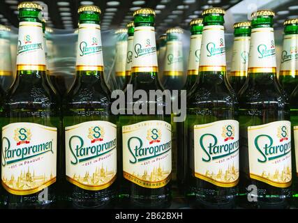 Tyumen, Russie-06 mars 2020: Bière alcoolisée Staropren pour la vente sur le plateau en supermagasin Banque D'Images