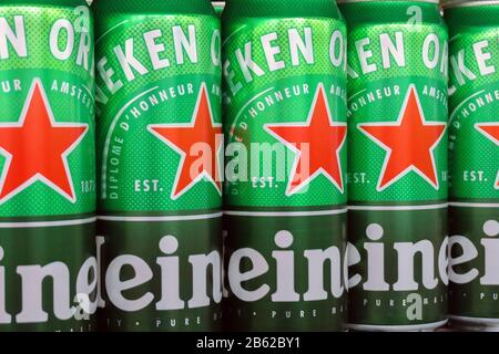 Tyumen, Russie-06 mars 2020: Bière Heineken bière sans alcool sur les étagères hypermarchés Banque D'Images