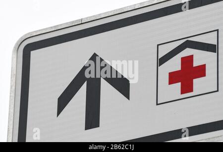 Brandebourg, Allemagne. 9 mars 2020, Brandenburg, Francfort (Oder): Un panneau de l'hôpital de la ville. Un premier test des personnes de contact d'un médecin de la clinique de Berlin a montré que probablement une autre personne est infectée. Photo: Patrick Pleul/dpa-Zentralbild/dpa crédit: DPA Picture Alliance/Alay Live News Banque D'Images