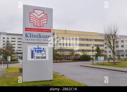 Brandebourg, Allemagne. 9 mars 2020, Brandebourg, Francfort (Oder): Le domaine de l'hôpital de Francfort (Oder). Un premier test des personnes à contacter d'un médecin berlinois du centre clinique de Francfort (Oder) a montré que probablement une autre personne est infectée. Photo: Patrick Pleul/dpa-Zentralbild/dpa crédit: DPA Picture Alliance/Alay Live News Banque D'Images