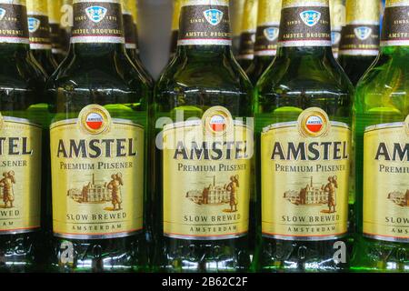 Tyumen, Russie-06 mars 2020: Caisses de bière Amstel avec bouteilles de bière. Banque D'Images