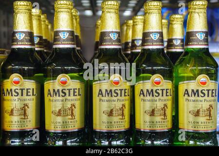 Tyumen, Russie-06 mars 2020: La bière Amstel se rapproche sur les étagères d'un hypermarché. Vente de boissons alcoolisées Banque D'Images