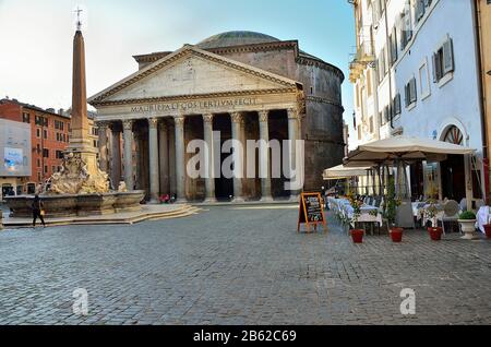 Les rues et places de Rome (presque vides) en début de matinée Banque D'Images