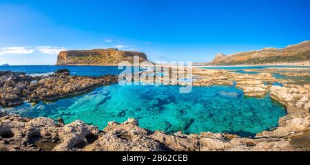 Vue imprenable sur le lagon de Balos avec magical eaux turquoise, lagons, plages tropicales de sable blanc et de l'île de Gramvousa en Crète, Grèce Banque D'Images