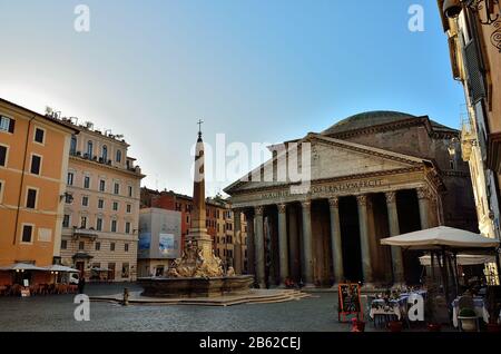 Les rues et places de Rome (presque vides) en début de matinée Banque D'Images