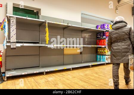 Clonakilty, West Cork, Irlande. 9 mars 2020. La panique associée à Covid-19 a finalement frappé West Cork. Dunnes Stores à Clonakilty a été autorisé à faire des petits pains de toilette dès aujourd'hui, le personnel s'attendant à une livraison demain. C'est ainsi que chaque défilé de la Saint-Patrick en Irlande a été annulé en raison du Coronavirus. Crédit : Andy Gibson/Alay Live News Banque D'Images