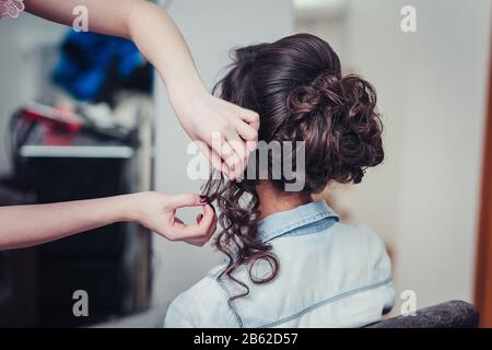 Gros plan d'un coiffeur coiffure fait coiffure coiffure coiffure coiffure coiffure coiffure coiffure. Banque D'Images