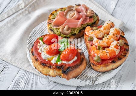 Assortiment de bruschettas italiens avec différentes garnitures Banque D'Images