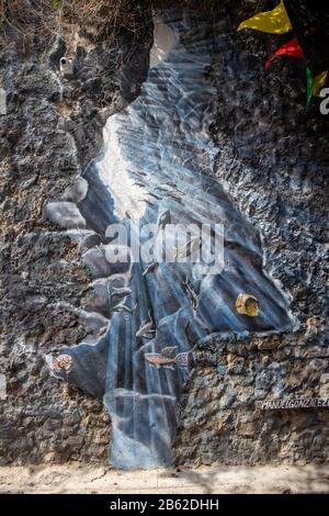 L'une des nombreuses rues secondaires de Getsemani avec des peintures murales et des graffitis cachés. Cette scène est par l'artiste Manuel Gonzalez qui a d'autres œuvres d'art en ville. Banque D'Images