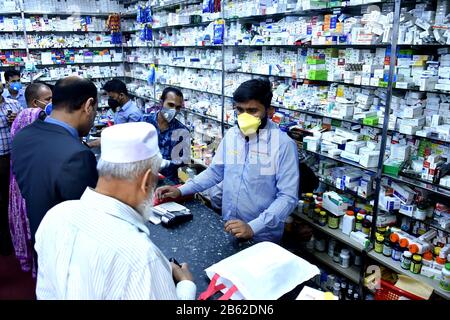 Dhaka, Bangladesh. 9 mars 2020. Les clients achètent des masques dans une pharmacie à Dhaka, au Bangladesh, le 9 mars 2020. Un jour après que les premiers cas de COVID-19 ont été détectés au Bangladesh, les autorités ont déclaré qu'aucun nouveau cas de maladie infectieuse n'avait été signalé dans le pays lundi. Crédit: Str/Xinhua/Alay Live News Banque D'Images