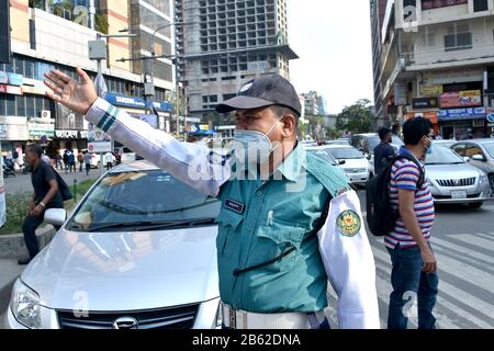 Dhaka, Bangladesh. 9 mars 2020. Un agent de police de la circulation portant un masque facial est en service dans une rue à Dhaka, au Bangladesh, le 9 mars 2020. Un jour après que les premiers cas de COVID-19 ont été détectés au Bangladesh, les autorités ont déclaré qu'aucun nouveau cas de maladie infectieuse n'avait été signalé dans le pays lundi. Crédit: Str/Xinhua/Alay Live News Banque D'Images