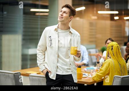 un homme joyeux et positif qui regarde, l'homme ne donne jamais. arrière-plan flou, le gars regarde le côté lumineux de la vie Banque D'Images