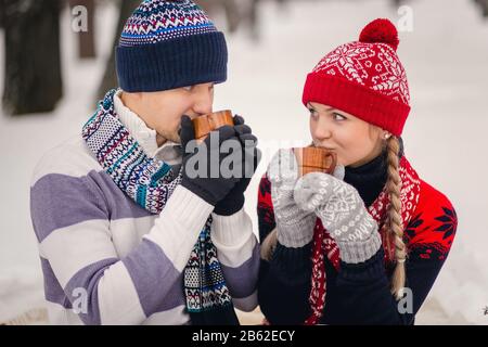 Portrait d'un couple heureux qui va boire du thé chaud le jour de l'hiver. Banque D'Images