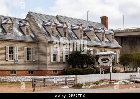 Yorktown, va/USA-21 février 2020: L'extérieur du Waterman's Museum entouré de neige après une tempête de neige d'hiver. Banque D'Images