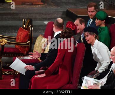 Le duc et la duchesse de Sussex (à droite) s'assoient avec le comte et la comtesse de Wessex et le duc et la duchesse de Cambridge, pendant le service du Commonwealth à l'abbaye de Westminster, Londres, le jour du Commonwealth. Le service est le duc et la duchesse de l'engagement officiel final de Sussex avant de quitter la vie royale. Banque D'Images