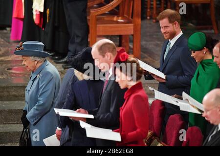 Le duc de Sussex (à droite) sourit vers le prince de Galles et la duchesse de Cornwall (cachée) pendant le Service du Commonwealth à l'abbaye de Westminster, Londres le jour du Commonwealth. Le service est le duc et la duchesse de l'engagement officiel final de Sussex avant de quitter la vie royale. Banque D'Images