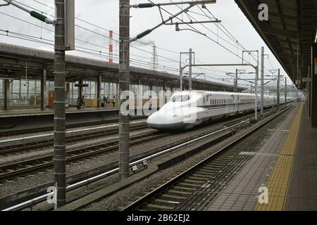 Yamanasi, Japon - 27 6 201: L'emblématique Shinkansen tirant dans une station plus locale Banque D'Images