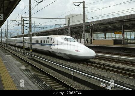 Yamanasi, Japon - 27 6 201: L'emblématique Shinkansen tirant dans une station plus locale Banque D'Images