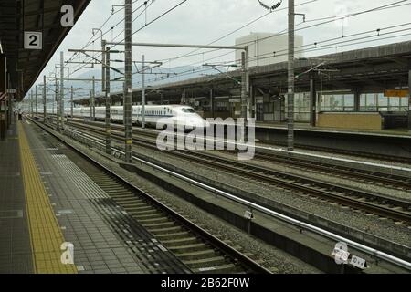 Yamanasi, Japon - 27 6 201: L'emblématique Shinkansen tirant dans une station plus locale Banque D'Images