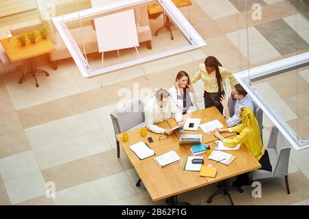 jeunes concepteurs heureux discutant de la stratégie de développement, photo de dessus de vue. espace de copie, travail, profession, profession Banque D'Images