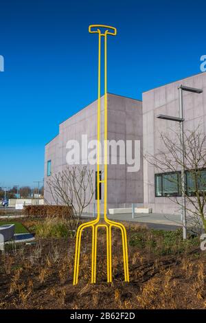 Le jardin, avec la sculpture Pitchfork (jaune) de Sir Michael Craig-Martin, à la galerie d'art Hepworth Wakefield, Wakefield, West Yorkshire, Royaume-Uni. Banque D'Images