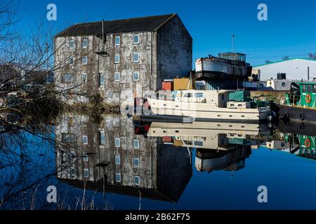 Ancien moulin et bateaux amarrés à Wakefield Wharf et Boatyard, sur Calder & Hebble navigation, Wakefield, West Yorkshire, Royaume-Uni Banque D'Images