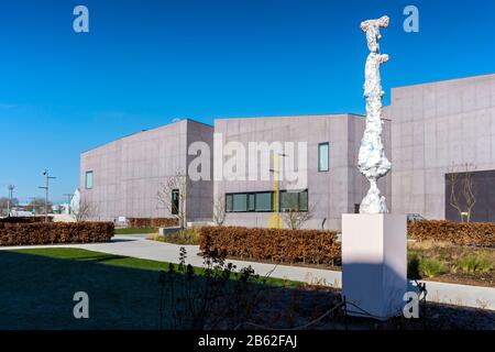 Le jardin, avec la sculpture Les Trois par Rebecca Warren, à la galerie d'art Hepworth Wakefield, Wakefield, West Yorkshire, Royaume-Uni. Banque D'Images