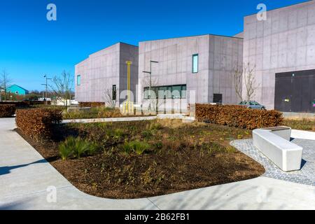 Le jardin, avec la sculpture Pitchfork (jaune) de Sir Michael Craig-Martin, à la galerie d'art Hepworth Wakefield, Wakefield, West Yorkshire, Royaume-Uni. Banque D'Images