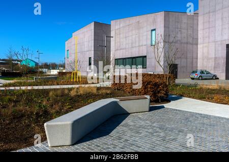 Le jardin, avec la sculpture Pitchfork (jaune) de Sir Michael Craig-Martin, à la galerie d'art Hepworth Wakefield, Wakefield, West Yorkshire, Royaume-Uni. Banque D'Images