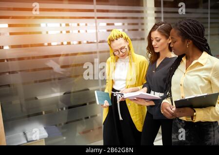 trois employés ambitieux et travailleurs qui discutent de problèmes, d'idées, d'élaboration d'un plan, de gros plans photo. espace de copie. emploi, profession, profession Banque D'Images