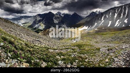 un mauvais temps dans les montagnes. Panorama des pics couverts par les nuages de pluie pluviale. Banque D'Images