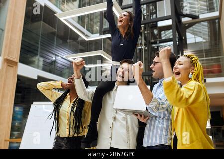 carrière distinguée, les jeunes se réjouissent de la photo de gros plan sur la promotion Banque D'Images