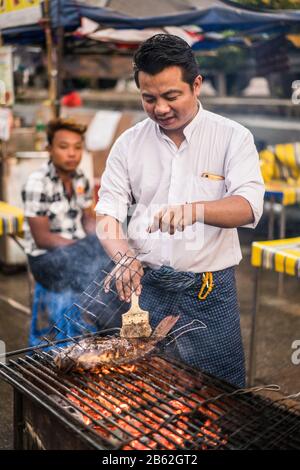 Des barbecues locaux pêchent dans la rue du Yangon, Myanmar, Asie Banque D'Images