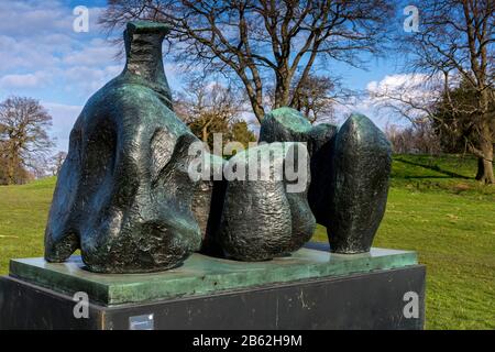 Revêtement En Trois Parties Figure No.1, 1961-62. Sculpture de Henry Moore, Yorkshire Sculpture Park, Wakefield, West Yorkshire, Angleterre, Royaume-Uni Banque D'Images